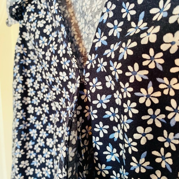 Old Navy Women’s Flutter Sleeve Wrap Top Shirt Dark Blue with Flowers Medium M - Picture 2 of 7